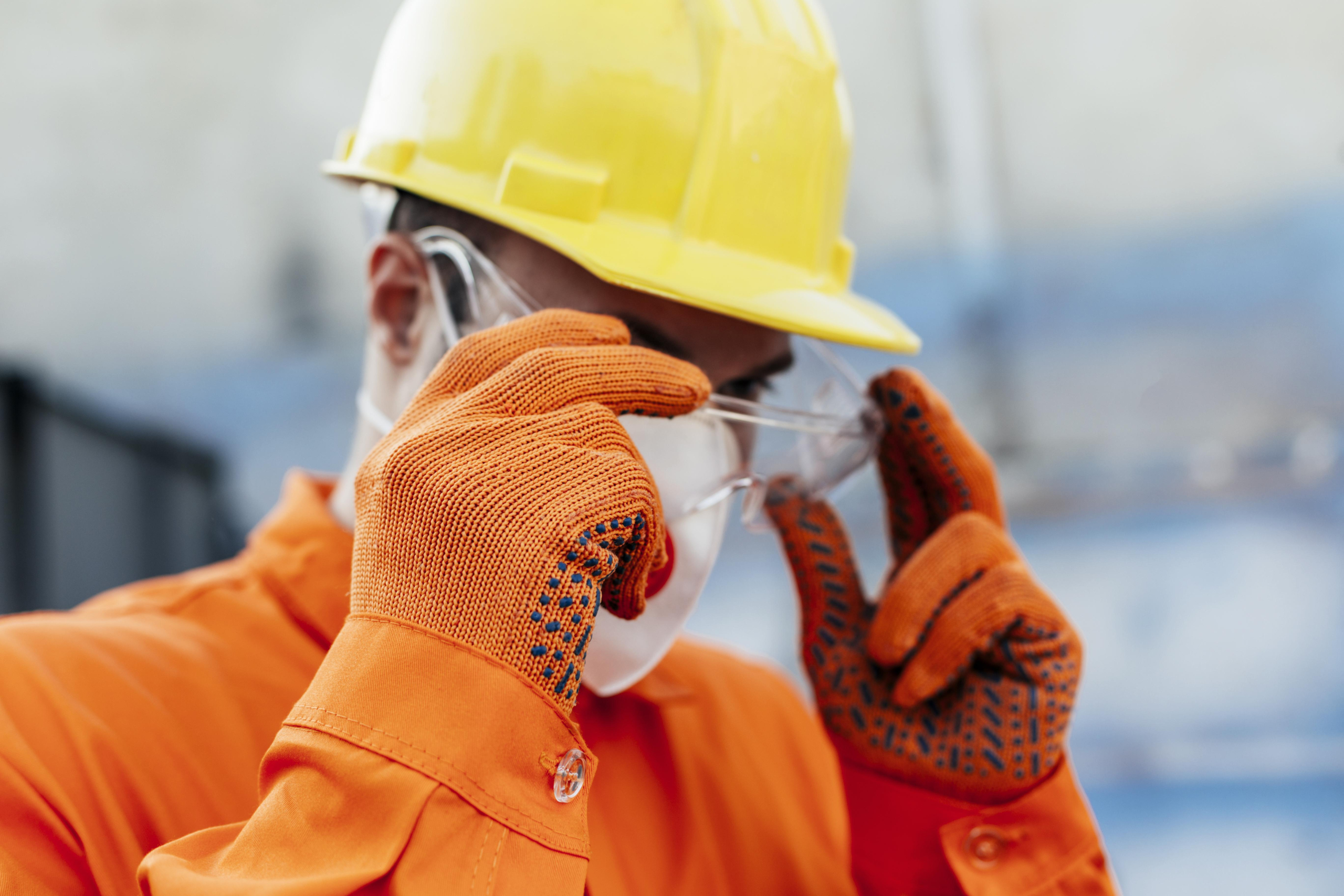 travailleur-en-uniforme-avec-casque-et-lunettes-de-protection